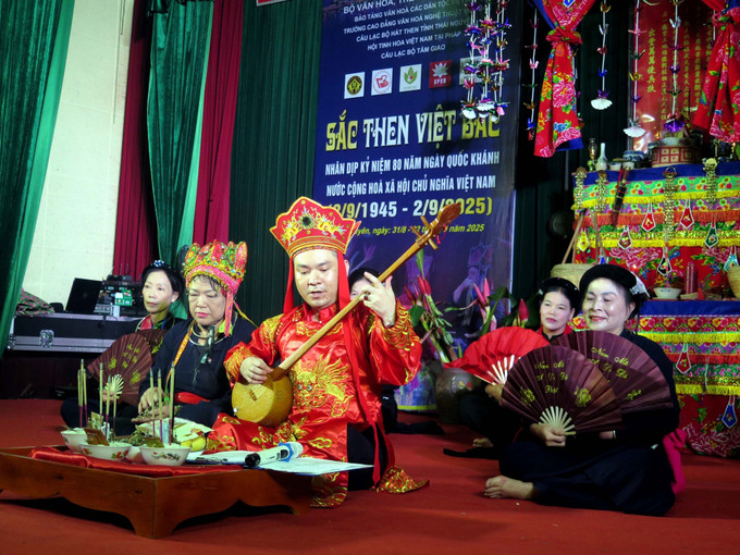 Nghệ nhân hát then Ma Đình Ngọc của tỉnh Thái Nguyên trình diễn trích đoạn nghi lễ “Loan én ngộ căn” then nghi lễ dân tộc Tày của tỉnh Thái Nguyên. Ảnh: TTXVN phát Nghệ nhân hát then Ma Đình Ngọc của tỉnh Thái Nguyên trình diễn trích đoạn nghi lễ “Loan én ngộ căn” then nghi lễ dân tộc Tày của tỉnh Thái Nguyên. Ảnh: TTXVN phát