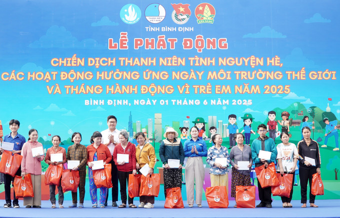 Trao tặng quà cho các hộ gia đình, đoàn viên thanh niên, các em thiếu nhi có hoàn cảnh khó khăn trên địa bàn tỉnh. Trao tặng quà cho các hộ gia đình, đoàn viên thanh niên, các em thiếu nhi có hoàn cảnh khó khăn trên địa bàn tỉnh.