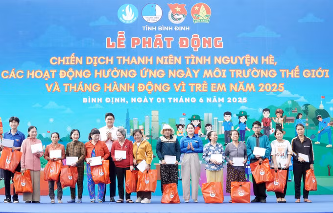 Trao tặng quà cho các hộ gia đình, đoàn viên thanh niên, các em thiếu nhi có hoàn cảnh khó khăn trên địa bàn tỉnh.
