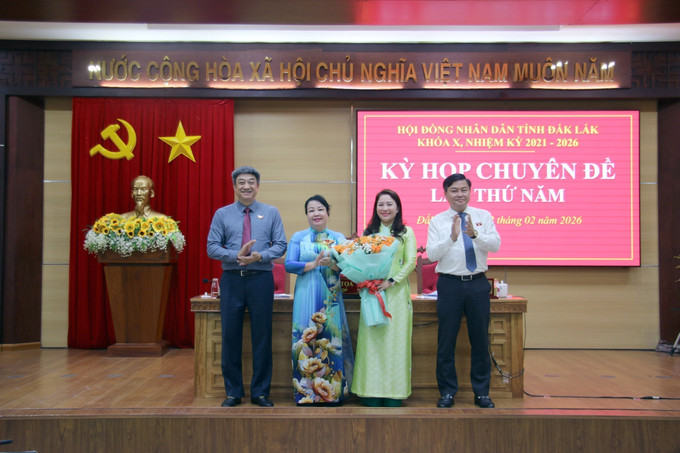 Bà Phúc Bình Niê Kdăm (thứ 2, phải sang) được bầu làm Phó Chủ tịch HĐND tỉnh Đắk Lắk khóa X, nhiệm kỳ 2021-2026.