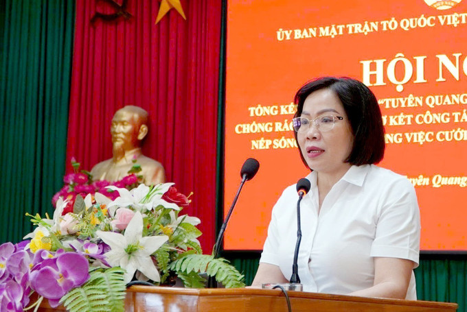 Bà Tăng Thị Dương, Phó Chủ tịch Thường trực Ủy ban MTTQ Việt Nam tỉnh Tuyên Quang phát biểu tại Hội nghị. rac-6625.jpg