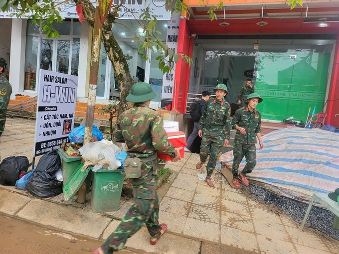 Các lực lượng hỗ trợ người dân vận chuyển đồ đạc, tài sản từ nơi ở tạm, đọn dẹp nhà cửa, sớm ổn định đời sống và sinh kế. Ảnh: TTXVN phát