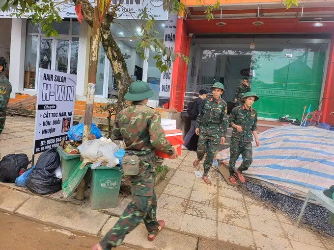 Các lực lượng hỗ trợ người dân vận chuyển đồ đạc, tài sản từ nơi ở tạm, đọn dẹp nhà cửa, sớm ổn định đời sống và sinh kế. Ảnh: TTXVN phát