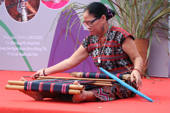 Trình diễn dệt Dèng tại triển lãm.