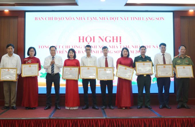 Đại diện các tập thể được nhận Bằng khen của Chủ tịch UBND tỉnh Lạng Sơn vì có thành tích xuất sắc trong chương trình xóa nhà tạm, nhà dột nát tỉnh năm 2025. Đại diện các tập thể được nhận Bằng khen của Chủ tịch UBND tỉnh Lạng Sơn vì có thành tích xuất sắc trong chương trình xóa nhà tạm, nhà dột nát tỉnh năm 2025.