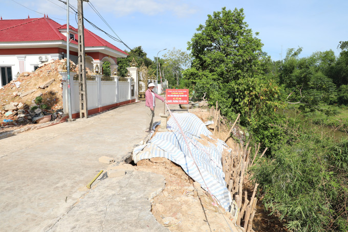 Chị Mai Thị Lợi, thôn Tân Giao, xã Thăng Bình lo lắng vì khoảng cách từ điểm sạt đến nhà chị chỉ cách khoảng 3m. Chị Mai Thị Lợi, thôn Tân Giao, xã Thăng Bình lo lắng vì khoảng cách từ điểm sạt đến nhà chị chỉ cách khoảng 3m.