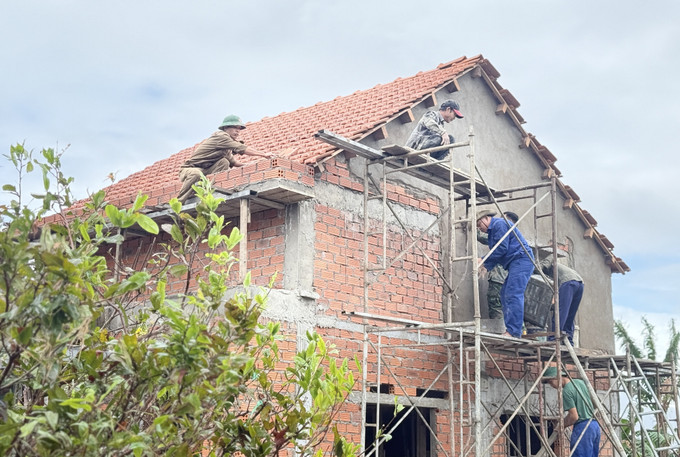 Nhiều căn nhà tại xã Hòa Thịnh đã hoàn thành phần mái dù thời gian thi công chỉ khoảng 20 ngày.