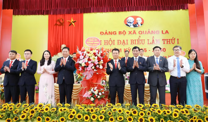 Lãnh đạo Tỉnh ủy Quảng Ninh tặng hoa chúc mừng Đại hội.