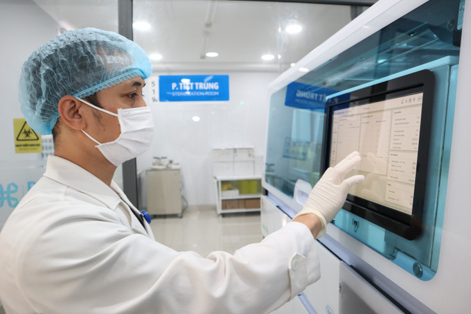 Khoa Xét nghiệm, Bệnh viện Đại học Y Dược Buôn Ma Thuột (tỉnh Đắk Lắk) đã áp dụng quy trình tự động hóa toàn bộ từ đăng ký bệnh nhân, cấp mã đến xử lý mẫu xét nghiệm. Ảnh: TTXVN phát y-te2-17825.jpg