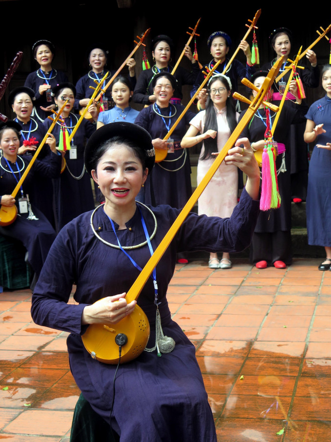 Nghệ sĩ hát Then tỉnh Thái Nguyên tại sự kiện trình diễn di sản "Sắc Then Việt Bắc". Ảnh: TTXVN phát Nghệ sĩ hát Then tỉnh Thái Nguyên tại sự kiện trình diễn di sản "Sắc Then Việt Bắc". Ảnh: TTXVN phát