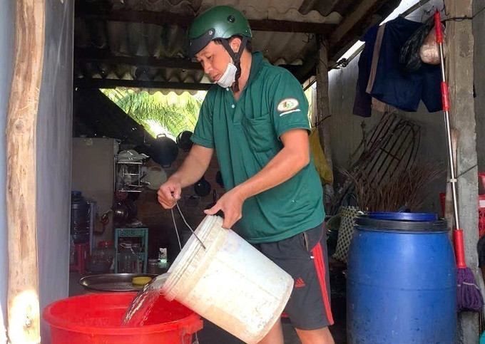 Mất điện, người dân xã Xuân Lộc (tỉnh Đắk Lắk) gặp khó khăn trong việc bơm nước sinh hoạt.