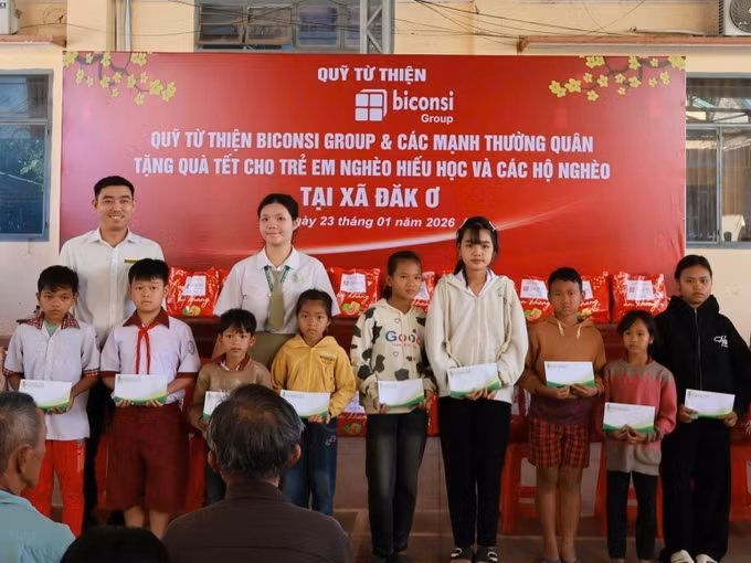 Trao học bổng cho học sinh nghèo học giỏi.