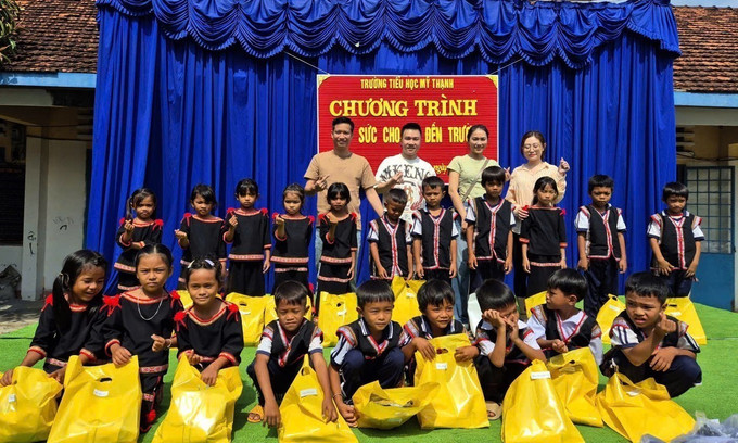 Trường Tiểu học Mỹ Thạnh, xã Hàm Thạnh tổ chức cho học sinh mặc trang phục truyền thống Raglai trong các buổi lễ nhà trường. lam-dong-101025.jpg