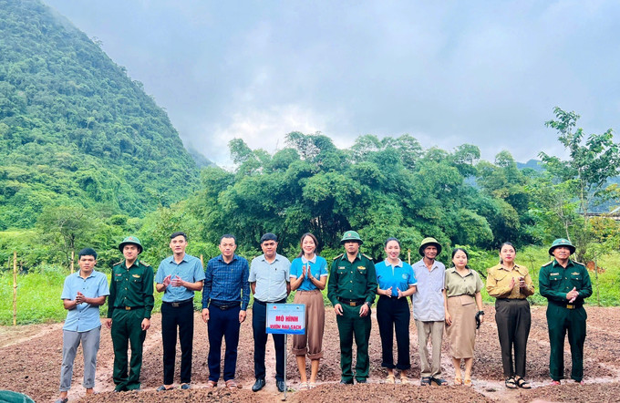 Đồn Biên phòng Làng Mô đã trao tặng 26 mô hình sinh kế, 4 mô hình “Vườn rau sạch”, 16 công trình nước sạch cho đồng bào biên giới xã Trường Sơn, tỉnh Quảng Trị, giai đoạn 2015-2025. Ảnh: TTXVN phát