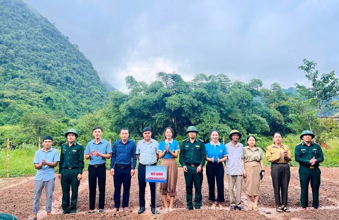 Đồn Biên phòng Làng Mô đã trao tặng 26 mô hình sinh kế, 4 mô hình “Vườn rau sạch”, 16 công trình nước sạch cho đồng bào biên giới xã Trường Sơn, tỉnh Quảng Trị, giai đoạn 2015-2025. Ảnh: TTXVN phát