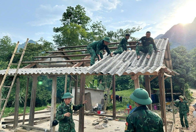 Với nghĩa tình quân – dân thắm thiết, Đồn Biên phòng Làng Mô đã xây dựng 75 nhà cho hộ nghèo, gia đình chính sách và 8 “Nhà tình nghĩa”, 100 nhà trong phong trào “Xóa nhà tạm, nhà dột nát” trên địa bàn xã Trường Sơn. Ảnh: Võ Dung/TTXVN