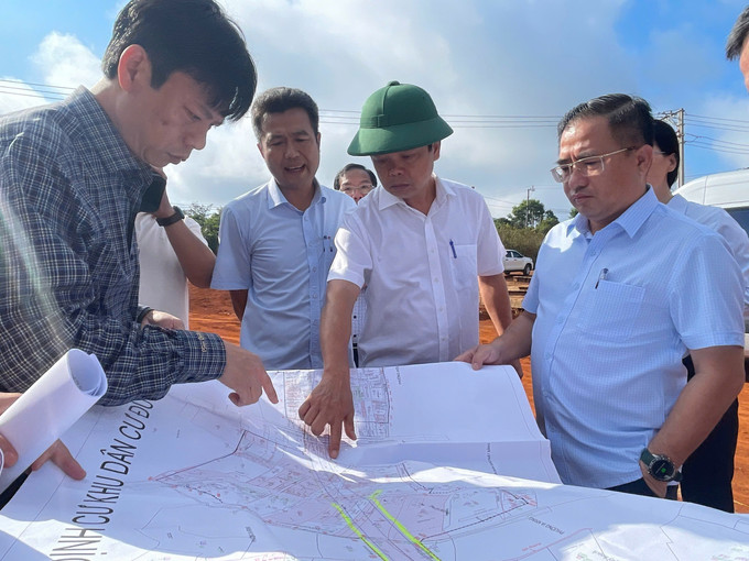 Ông Nguyễn Hữu Quế, Phó Chủ tịch UBND tỉnh Gia Lai, kiểm tra thực địa dự án đường Nguyễn Văn Linh (thành phố Pleiku). Ảnh: Hoài Nam/TTXVN Ông Nguyễn Hữu Quế, Phó Chủ tịch UBND tỉnh Gia Lai, kiểm tra thực địa dự án đường Nguyễn Văn Linh (thành phố Pleiku). Ảnh: Hoài Nam/TTXVN