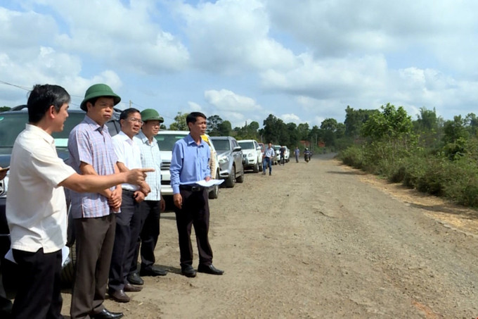 Ông Nguyễn Hữu Quế, Phó Chủ tịch UBND tỉnh Gia Lai, kiểm tra thực địa gói thầu đường liên huyện Mang Yang - Ia Pa. Ảnh: Hoài Nam/TTXVN gia-lai-13525.jpg
