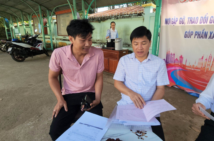 Chủ tịch xã Bù Đăng Nguyễn Thanh Tùng (phải) lắng nghe kiến nghị của người dân trong "Buổi sáng với nhân dân". Ảnh: Đậu Tất Thành/TTXVN