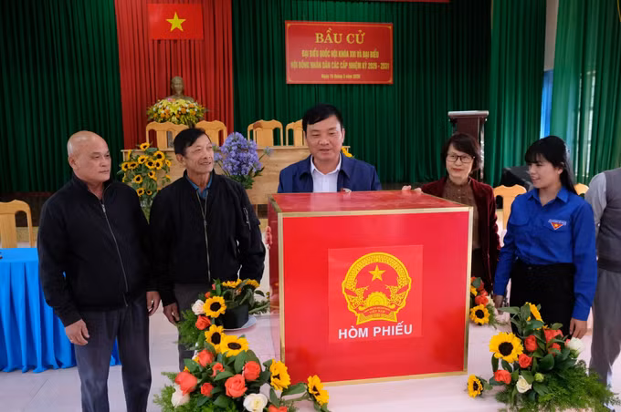 Chủ tịch UBND phường Lâm Viên - Đà Lạt Nguyễn Hoàng Phúc (giữa) kiểm tra công tác chuẩn bị tại khu vực bỏ phiếu số 20. Ảnh: Nguyễn Dũng/TTXVN