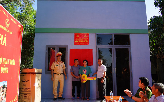 Gia đình ông Nguyễn Ngọc Vương ở khu phố Phú Thành, phường Hàm Thắng (Lâm Đồng) vui mừng khi nhận được nhà mới từ “Chiến dịch Quang Trung” để đón Tết Nguyên đán 2026. Ảnh: Hồng Hiếu/TTXVN