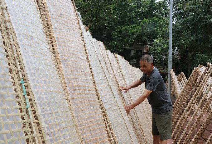 Bánh đa nem Thổ Hà phơi khô dưới nắng, khi sử dụng có mùi thơm đặc trưng. Bánh đa nem Thổ Hà phơi khô dưới nắng, khi sử dụng có mùi thơm đặc trưng.