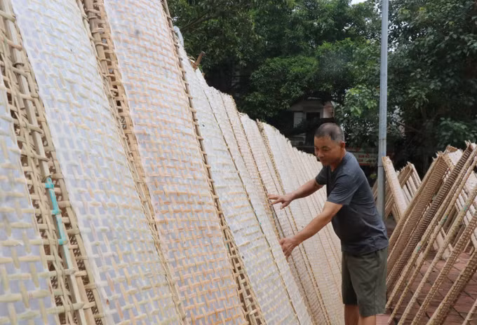Bánh đa nem Thổ Hà phơi khô dưới nắng, khi sử dụng có mùi thơm đặc trưng.