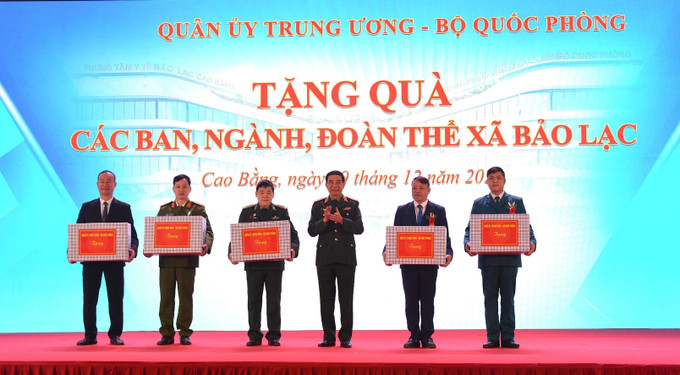Đại tướng Phan Văn Giang, Bộ trưởng Bộ Quốc phòng, tặng quà cho đại diện chính quyền địa phương. Ảnh: TTXVN phát