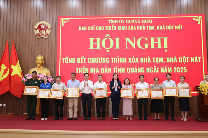 Ủy viên Trung ương Đảng, Bí thư Tỉnh ủy Quảng Ngãi Bùi Thị Quỳnh Vân trao Bằng khen cho các tập thể, cá nhân có thành tích xuất sắc trong công tác xóa nhà tạm. Ủy viên Trung ương Đảng, Bí thư Tỉnh ủy Quảng Ngãi Bùi Thị Quỳnh Vân trao Bằng khen cho các tập thể, cá nhân có thành tích xuất sắc trong công tác xóa nhà tạm.