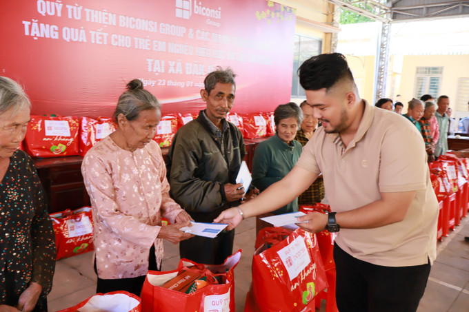 Trao quà Tết cho hộ nghèo, cận nghèo, gia đình chính sách.