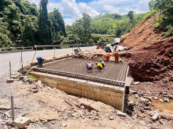 Thi công sửa chữa mặt đường, nền đường, mặt đường hẹp nhằm khắc phục tình trang mất an toàn giao thông ở Quốc lộ 15D. Thi công sửa chữa mặt đường, nền đường, mặt đường hẹp nhằm khắc phục tình trang mất an toàn giao thông ở Quốc lộ 15D.