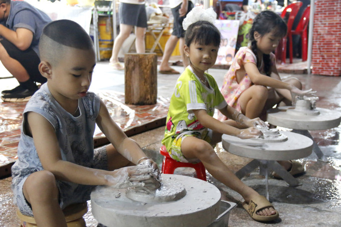 Gian trải nghiệm nghề gốm được các em thiếu nhi yêu thích. Gian trải nghiệm nghề gốm được các em thiếu nhi yêu thích.