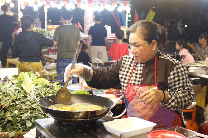 Bánh xèo chảo và các món bánh dân gian góp mặt trong “Không gian món ngon Lâm Đồng”. Bánh xèo chảo và các món bánh dân gian góp mặt trong “Không gian món ngon Lâm Đồng”.