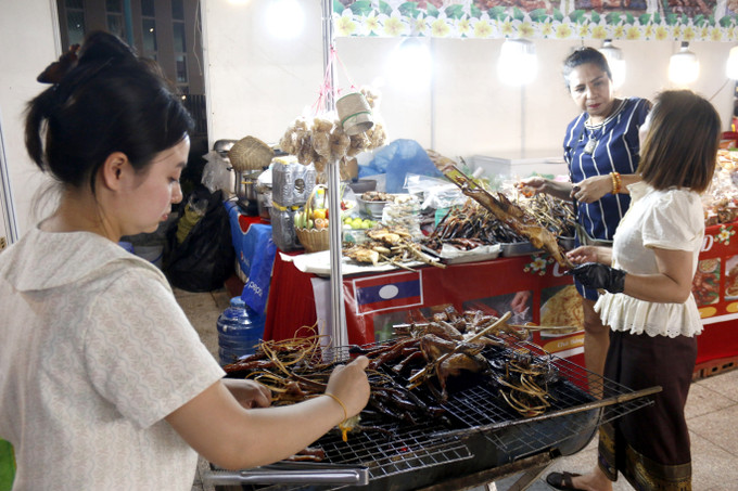 Các món ăn đặc sắc của Lào cũng được giới thiệu tại không gian ẩm thực. Các món ăn đặc sắc của Lào cũng được giới thiệu tại không gian ẩm thực.