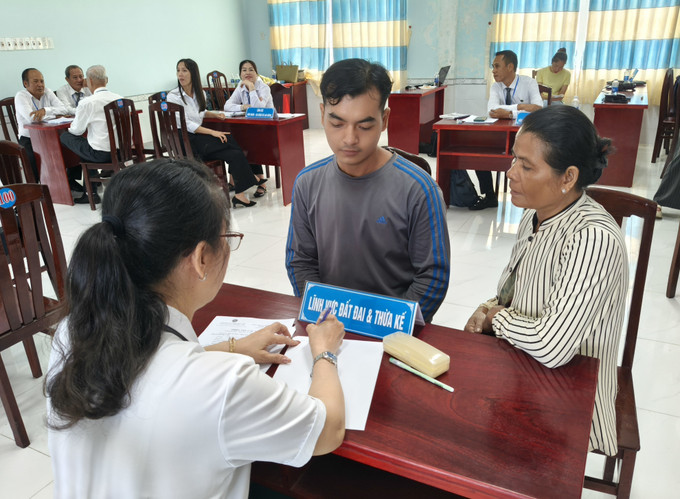 Các thành viên Đoàn Luật sư tỉnh Bạc Liêu (cũ) tư vấn, phổ biến đến người dân những nội dung pháp luật thiết thực liên quan đến hộ tịch, hôn nhân và gia đình. Các thành viên Đoàn Luật sư tỉnh Bạc Liêu (cũ) tư vấn, phổ biến đến người dân những nội dung pháp luật thiết thực liên quan đến hộ tịch, hôn nhân và gia đình.