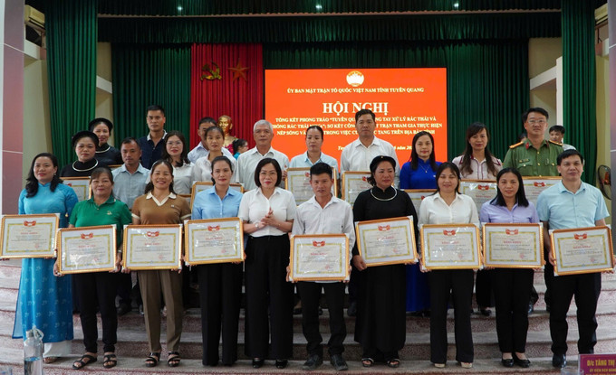 Lãnh đạo Ủy ban MTTQ Việt Nam tỉnh Tuyên Quang trao Bằng khen của Chủ tịch UBND tỉnh cho các tập thể có thành tích tiêu biểu. Lãnh đạo Ủy ban MTTQ Việt Nam tỉnh Tuyên Quang trao Bằng khen của Chủ tịch UBND tỉnh cho các tập thể có thành tích tiêu biểu.