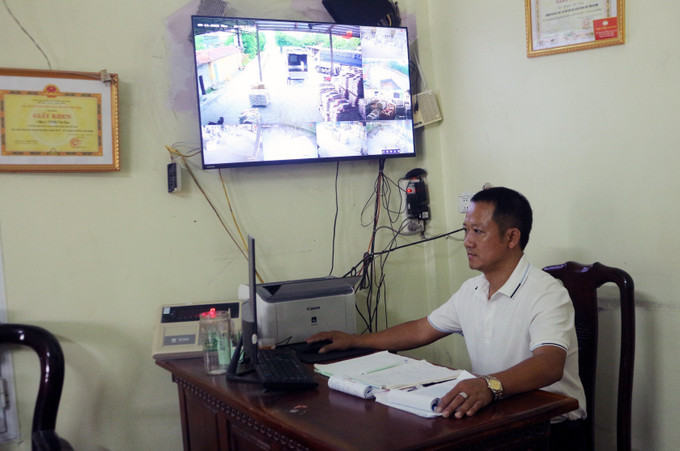 Anh Nguyễn Văn Long theo dõi xưởng sản xuất qua hệ thống camera. ninh-binh1-26925.jpg