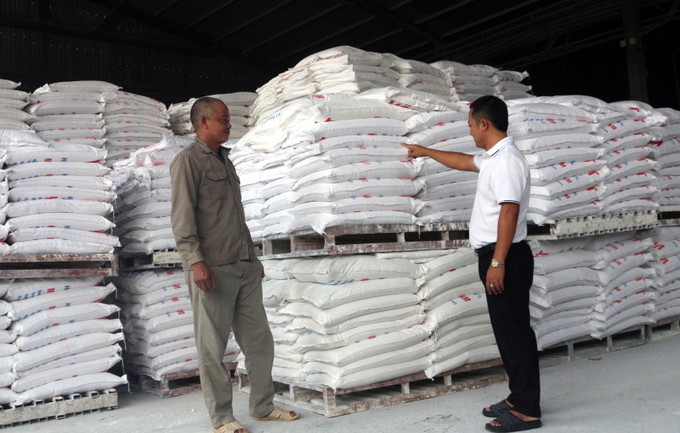 Xưởng sản xuất và chế biến vôi bột của anh Nguyễn Văn Long cho lợi nhuận 3,5 - 5 tỷ đồng/năm, tạo việc làm cho hàng chục lao động địa phương. Xưởng sản xuất và chế biến vôi bột của anh Nguyễn Văn Long cho lợi nhuận 3,5 - 5 tỷ đồng/năm, tạo việc làm cho hàng chục lao động địa phương.