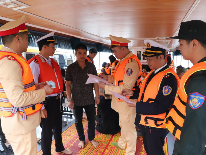 Lực lượng chức năng tăng cường kiểm tra các phương tiện giao thông đường thủy nội địa khu vực lòng hồ sông Đà.
