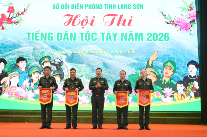 Ban tổ chức trao cờ lưu niệm cho đại diện các cụm thi.