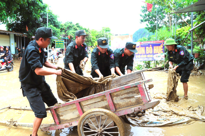 Lực lượng vũ trang, quân đội tham gia giúp dân khắc phục hậu quả lũ lụt. Ảnh: Xuân Tiến/TTXVN lu2-28725.jpg