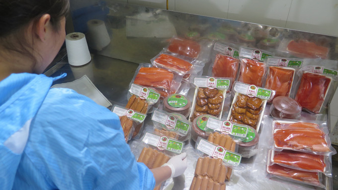 Trong ảnh: Mỗi ngày, trại cá hồi Thức Mai, xã Ngũ Chỉ Sơn, thị xã Sa Pa, tỉnh Lào Cai chế biến và tiêu thụ khoảng 1 tấn cá hồi thương phẩm với 50 sản phẩm chế biến sâu. Ảnh: TTXVN ocop-28925.jpg