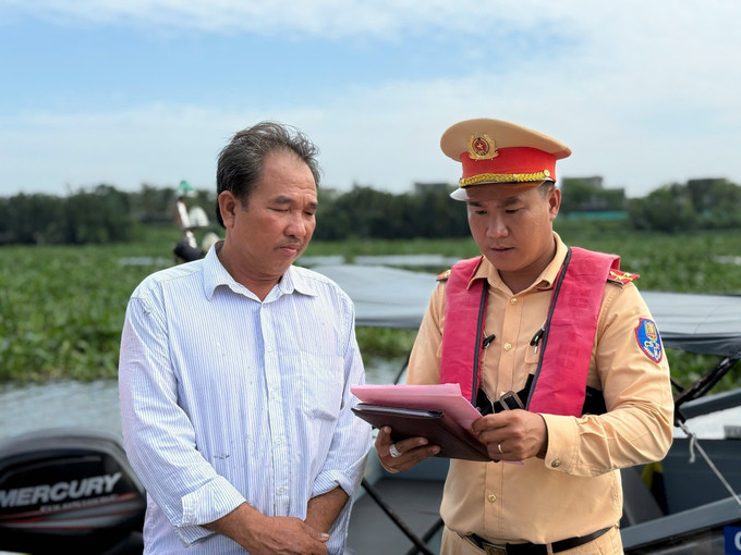 Lực lượng Cảnh sát đường thủy Long An kiểm tra chủ phương tiện vận chuyển khoáng sản trên sông Vàm Cỏ Đông. Ảnh: TTXVN phát Lực lượng Cảnh sát đường thủy Long An kiểm tra chủ phương tiện vận chuyển khoáng sản trên sông Vàm Cỏ Đông. Ảnh: TTXVN phát