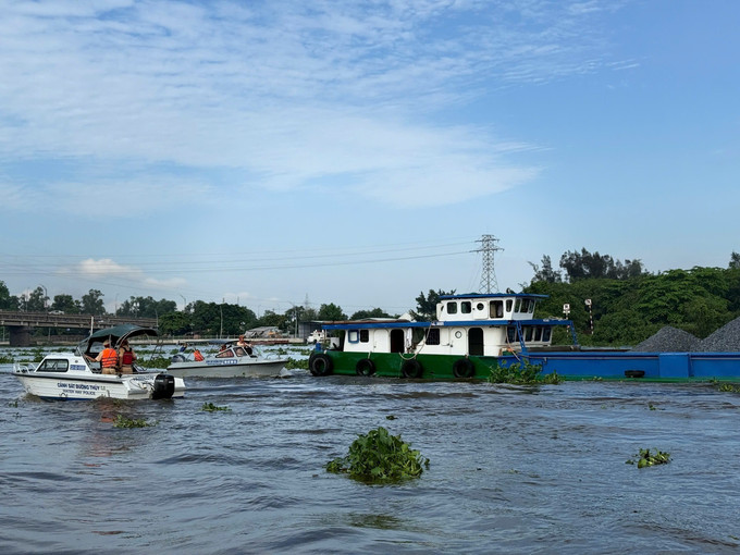 Lực lượng Cảnh sát đường thủy Long An kiểm tra chủ phương tiện vận chuyển khoáng sản trên sông Vàm Cỏ Đông. Ảnh: TTXVN phát Lực lượng Cảnh sát đường thủy Long An kiểm tra chủ phương tiện vận chuyển khoáng sản trên sông Vàm Cỏ Đông. Ảnh: TTXVN phát