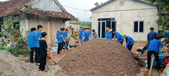 Lực lượng Đoàn viên, thanh niên tỉnh Điện Biên giúp dân cải tạo nhà cửa, vườn, ao, chuồng, làm đẹp hệ thống hàng rào, cổng; xây dựng công trình nhà tiêu hợp vệ sinh. Ảnh: TTXVN phát xanh1-20725.jpg