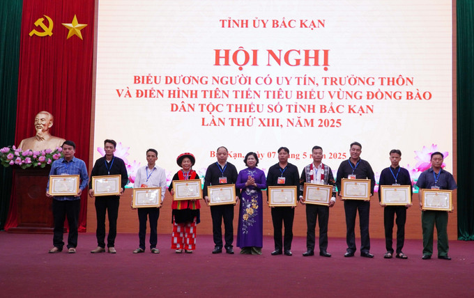 Trao Bằng khen cho những người có uy tín, trưởng thôn và điển hình tiên tiến tiêu biểu vùng đồng bào dân tộc thiểu số. Ảnh: Nguyễn Công Hải/TTXVN Trao Bằng khen cho những người có uy tín, trưởng thôn và điển hình tiên tiến tiêu biểu vùng đồng bào dân tộc thiểu số. Ảnh: Nguyễn Công Hải/TTXVN