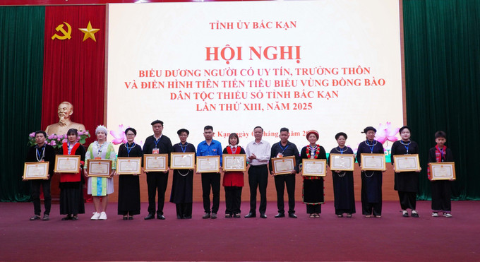 Trao Bằng khen cho những người có uy tín, trưởng thôn và điển hình tiên tiến tiêu biểu vùng đồng bào dân tộc thiểu số. Ảnh: Nguyễn Công Hải/TTXVN Trao Bằng khen cho những người có uy tín, trưởng thôn và điển hình tiên tiến tiêu biểu vùng đồng bào dân tộc thiểu số. Ảnh: Nguyễn Công Hải/TTXVN