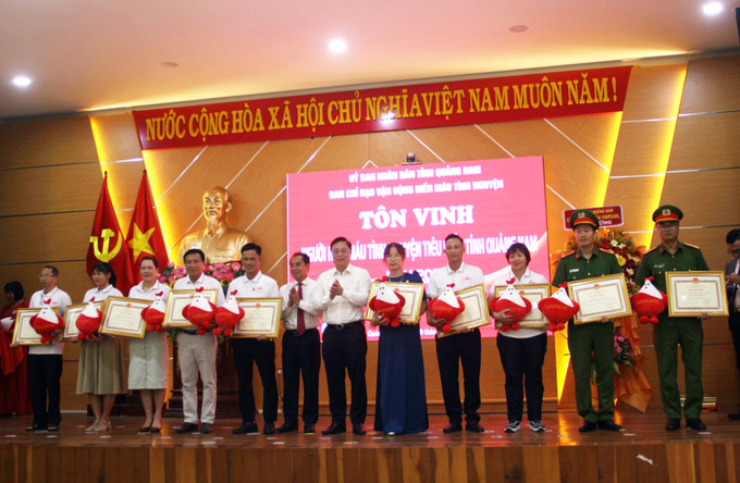 Ban tổ chức tôn vinh các gia đình, cá nhân và tập thể hiến máu tình nguyện tiêu biểu tỉnh Quảng Nam năm 2025. Ban tổ chức tôn vinh các gia đình, cá nhân và tập thể hiến máu tình nguyện tiêu biểu tỉnh Quảng Nam năm 2025.