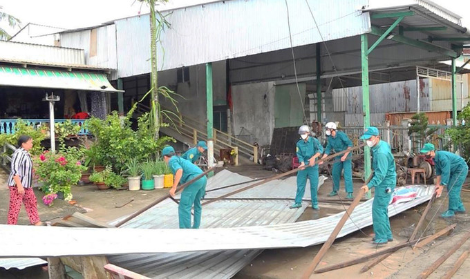 Lực lượng chức năng xã An Phú (An Giang) hỗ trợ người dân trên địa bàn khắc phục thiệt hại do mưa lớn kèm dông lốc xảy ra trên địa bàn vào tối 11/9/2025. nha1-12925.jpg