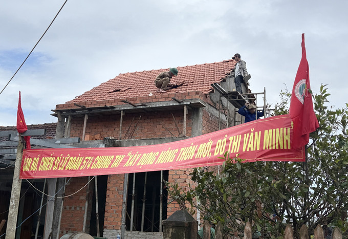 Lữ đoàn Tăng thiết giáp 574, Quân khu 5 hoàn thành phần lợp mái cho một căn nhà của người dân tại thôn Phú Phong, xã Hòa Thịnh, tỉnh Đắk Lắk.